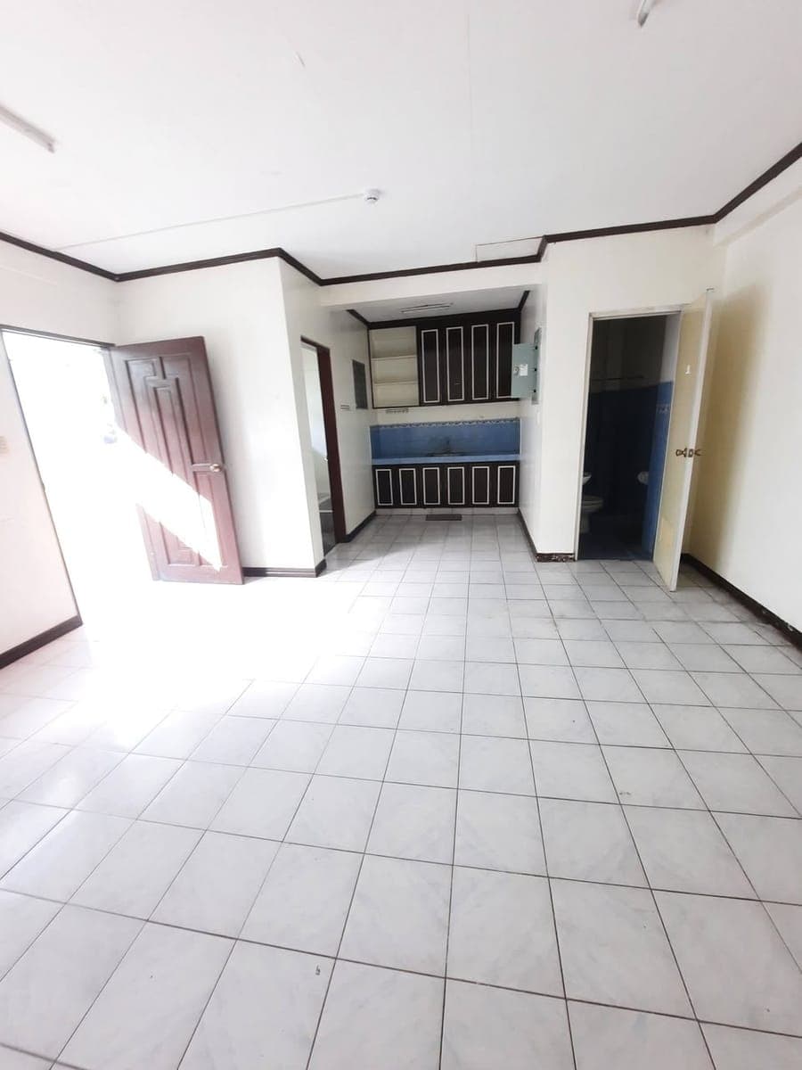 Big Apartment in Lacson street, Bacolod City For atleast 1yr and onwards rent with 2  Bedrooms, with... - photo 4