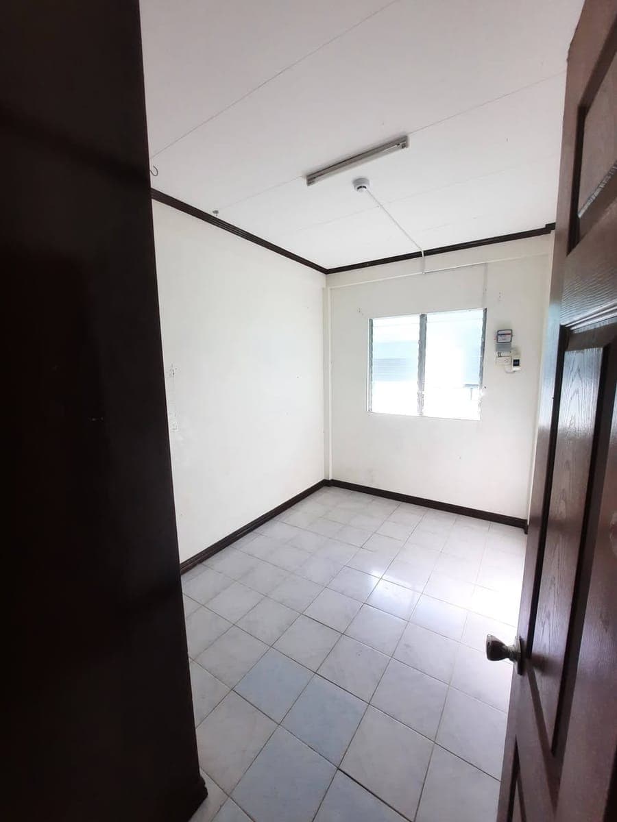 Big Apartment in Lacson street, Bacolod City For atleast 1yr and onwards rent with 2  Bedrooms, with... - photo 5