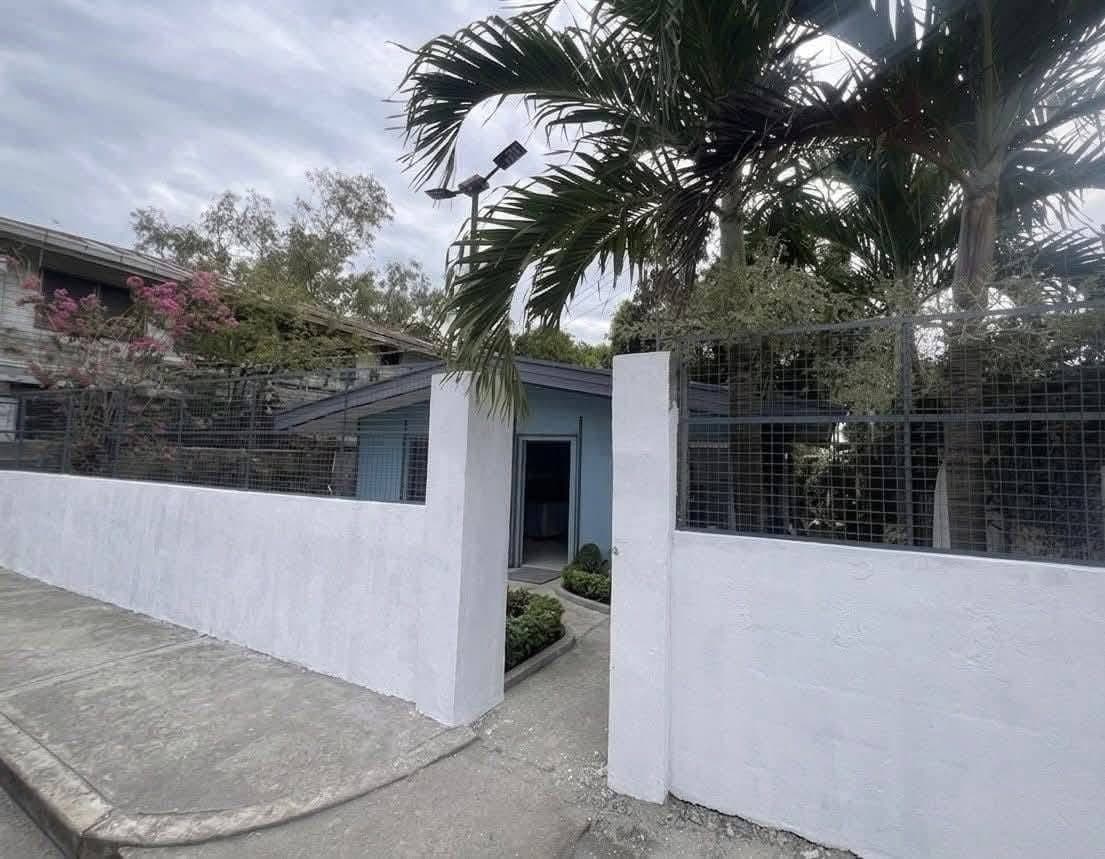 House for Lease: Semi-Furnished with Modern Vintage Charm, City Heights, Taculing, Bacolod City - photo 1