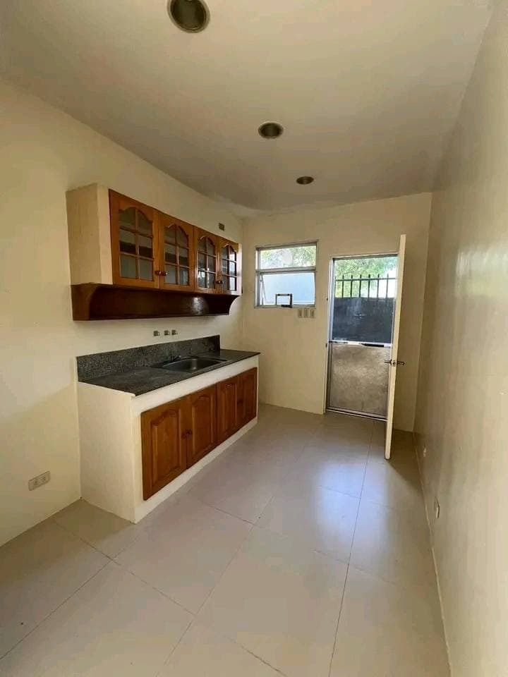 Newly vacant HOUSE FOR RENT: - photo 1