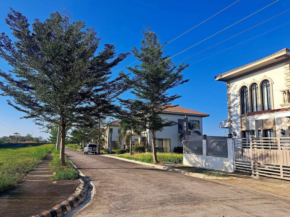 FURNISHED HOUSE FOR RENT 2 STOREY WITH 3 BEDROOMS, 3BATHROOM. WITH WIFI. Lot Area : 180sqm in Barang... - photo 1
