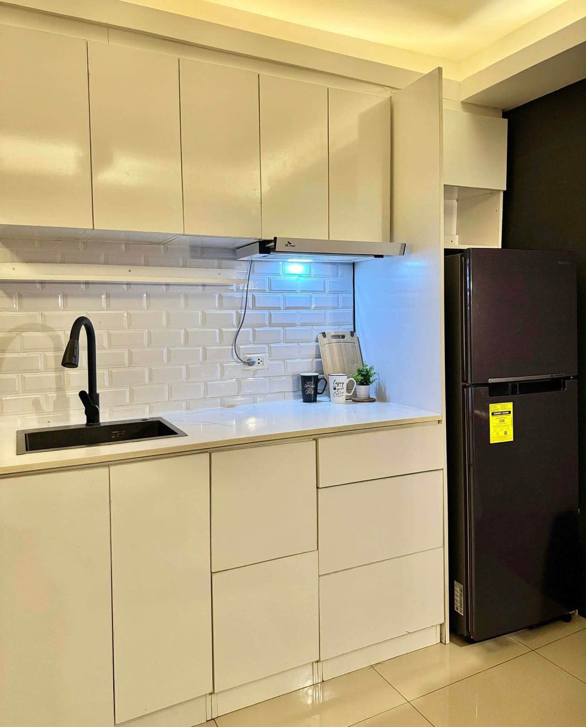 Looking for a comfortable, stylish place to stay? This cozy 1-bedroom condo is perfect for relaxing,... - photo 7