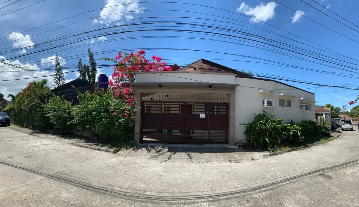 🏡 MODERN 3-BEDROOM HOUSE FOR RENT IN ERORECO, BACOLOD CITY - photo 1