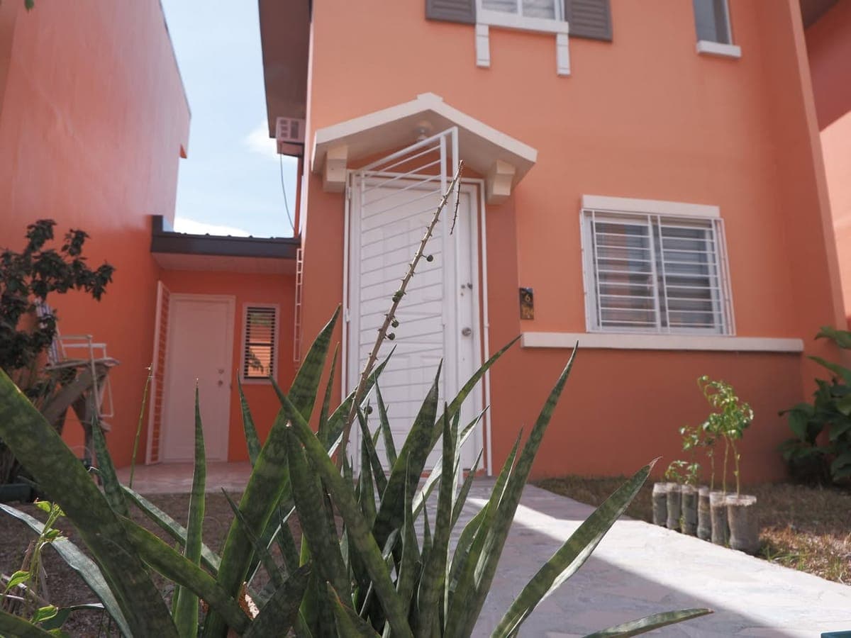 Beautiful minimalist house for rent in a secured subdivision - photo 1