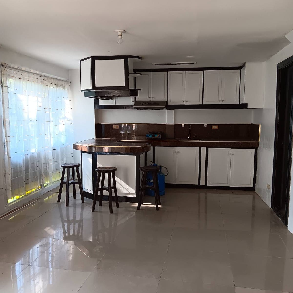 For Rent: 2 storey condominium unit in Westmont Village, Sucat,  Paranaque. Walking distance from Pa... - photo 1