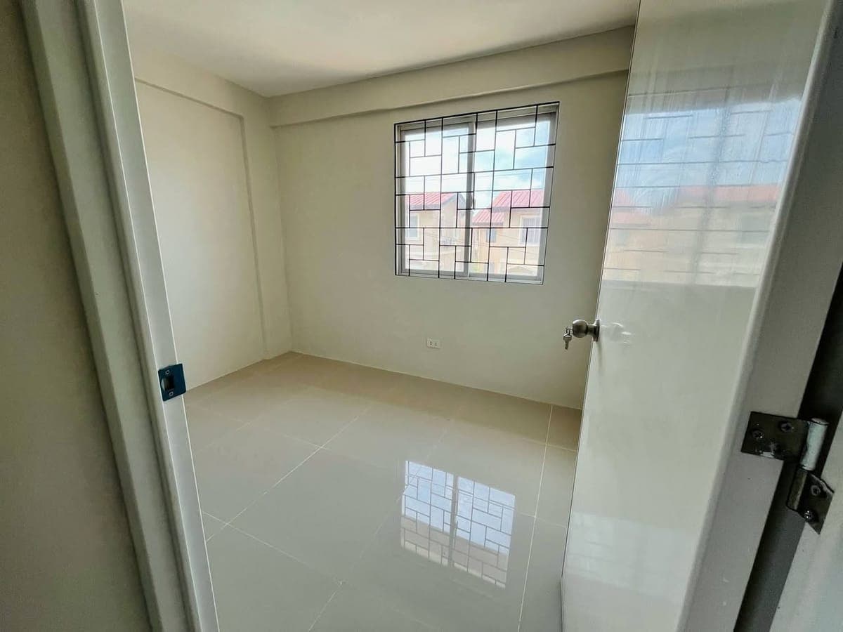 HOUSE FOR Long term Rent in Camella South, Brgy. Alijis, Bacolod City( Unfurnished 2storey House) Re... - photo 1