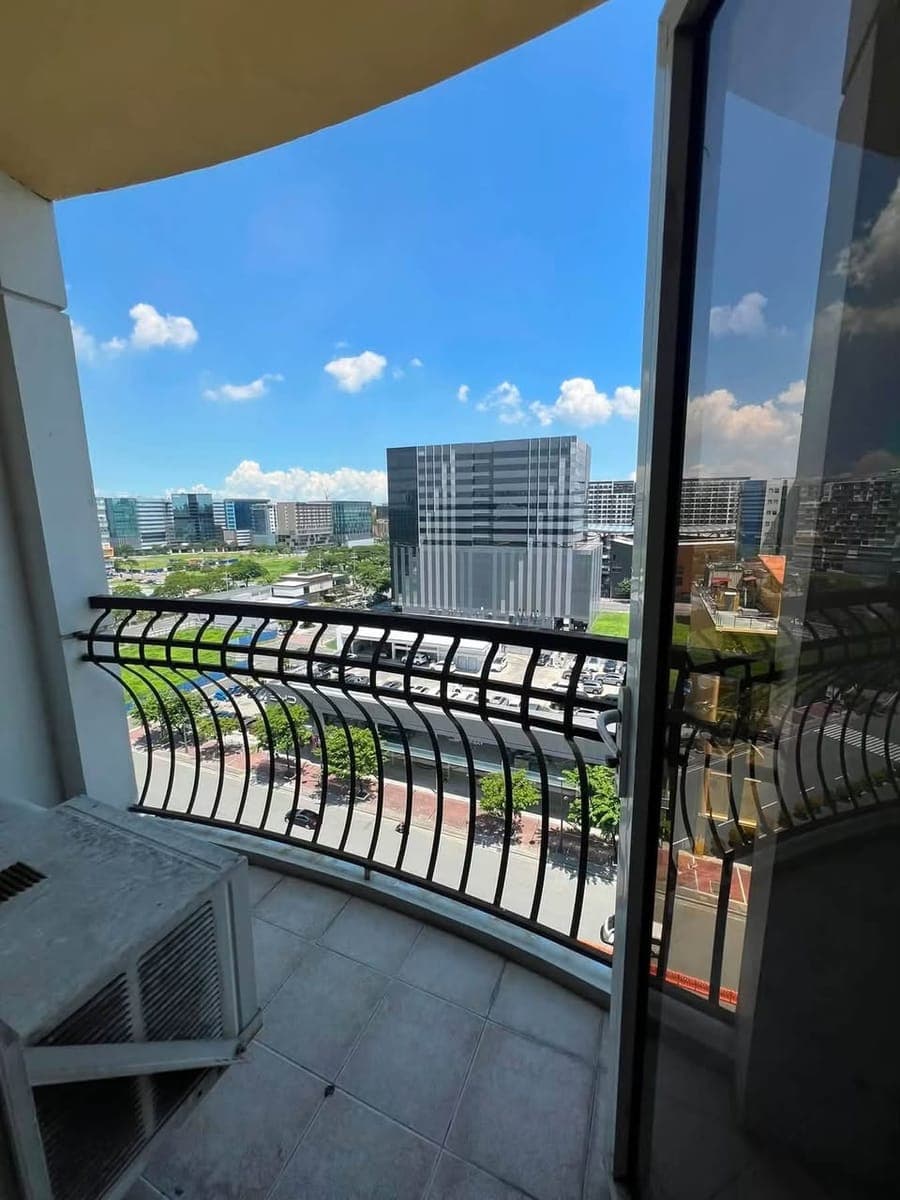 30k For Rent 2-Bedroom with Balcony at Solemare Parksuites, Parañaque City - photo 4