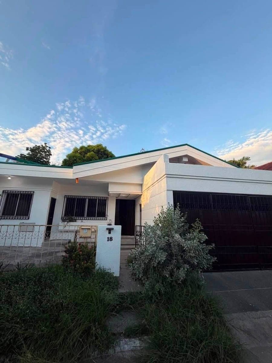Newly renovated Bongalow for rent in BF Pitong Daan. - photo 2