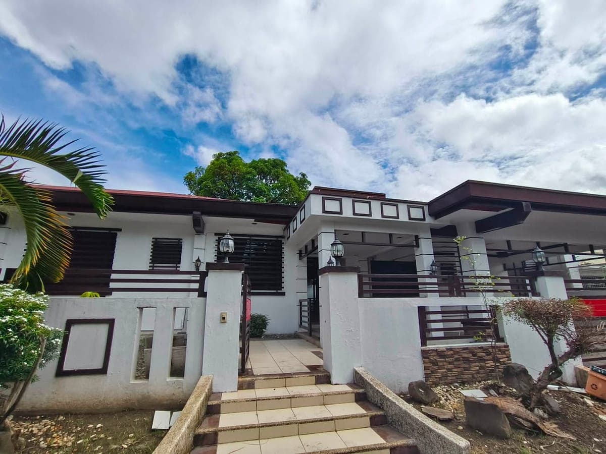 BUNGALOW HOUSE FOR RENT WITH SWIMMING POOL IN BF HOMES PARANAQUE - photo 4