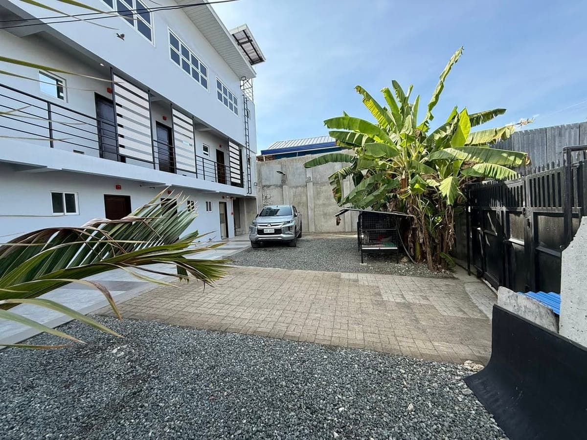 FOR LEASE: Commercial Building - photo 2