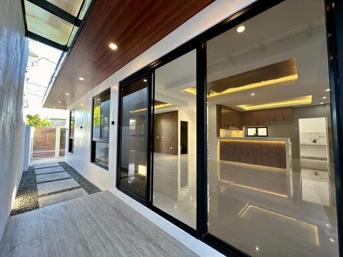 Most homes make a good first impression. - photo 4
