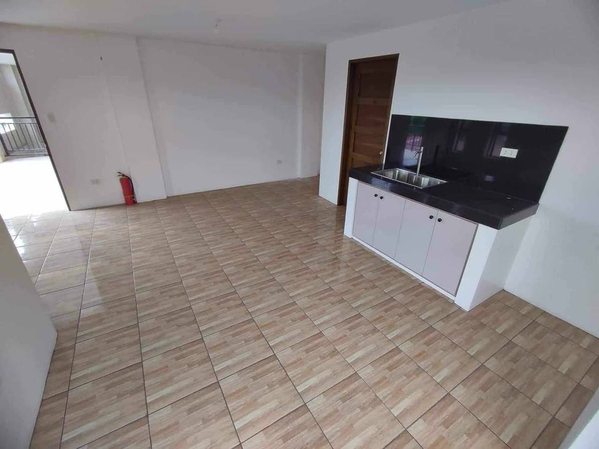 18k Big 1BR Apartment Rent Corner unit, near Shopwise. Jollibee, Starbucks and SM - photo 2