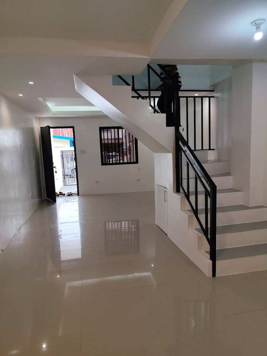 4rent 2rum 3cr  25k npka ganda brnd new need ko ng PDC checke no pets po gatchalian laspinas unahan... - photo 2