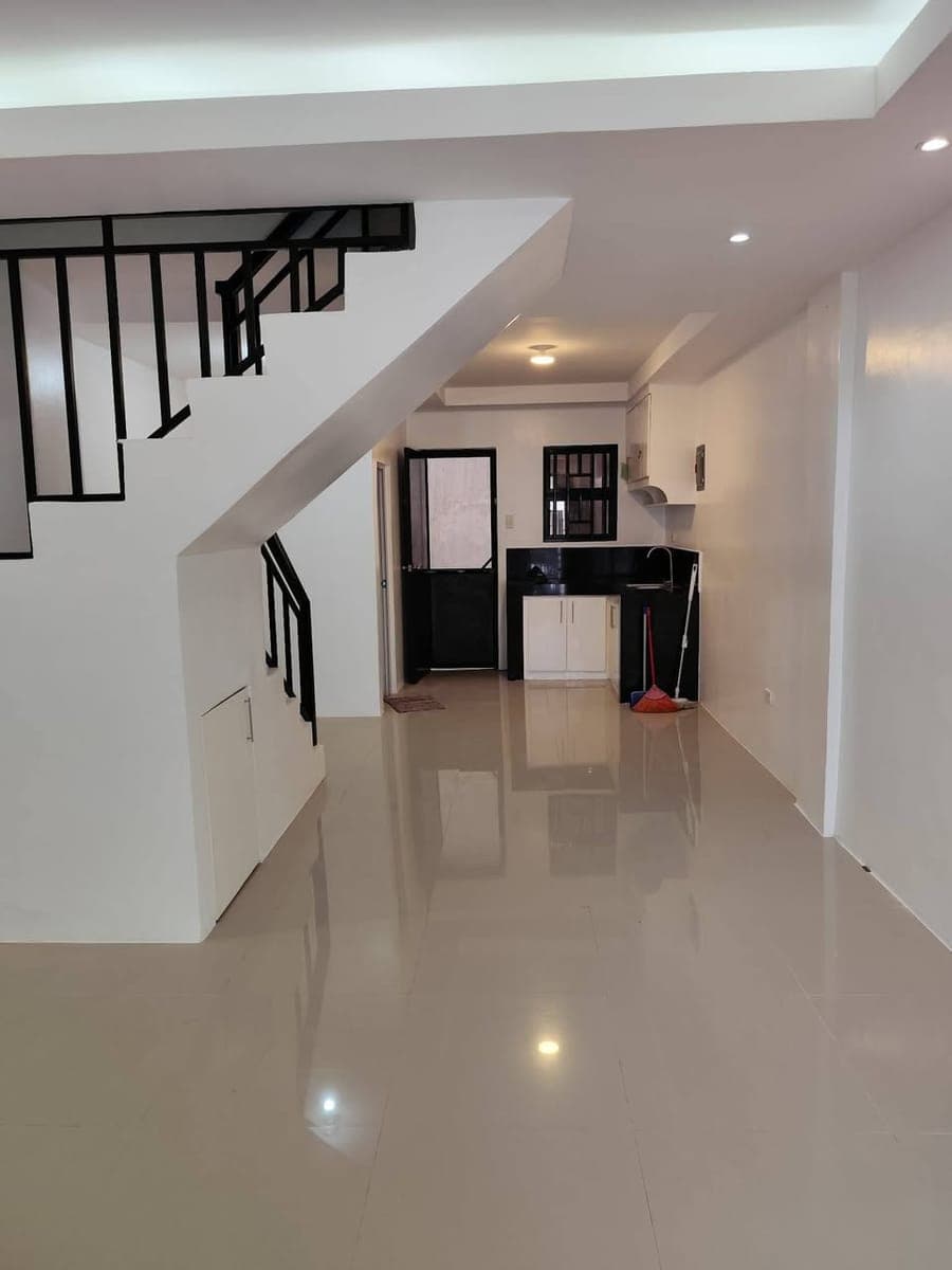 4rent 2rum 3cr  25k npka ganda brnd new need ko ng PDC checke no pets po gatchalian laspinas unahan... - photo 4