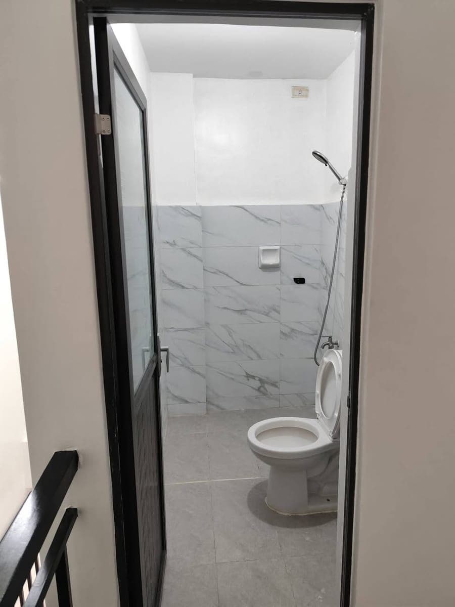 4rent 2rum 3cr  25k npka ganda brnd new need ko ng PDC checke no pets po gatchalian laspinas unahan... - photo 5