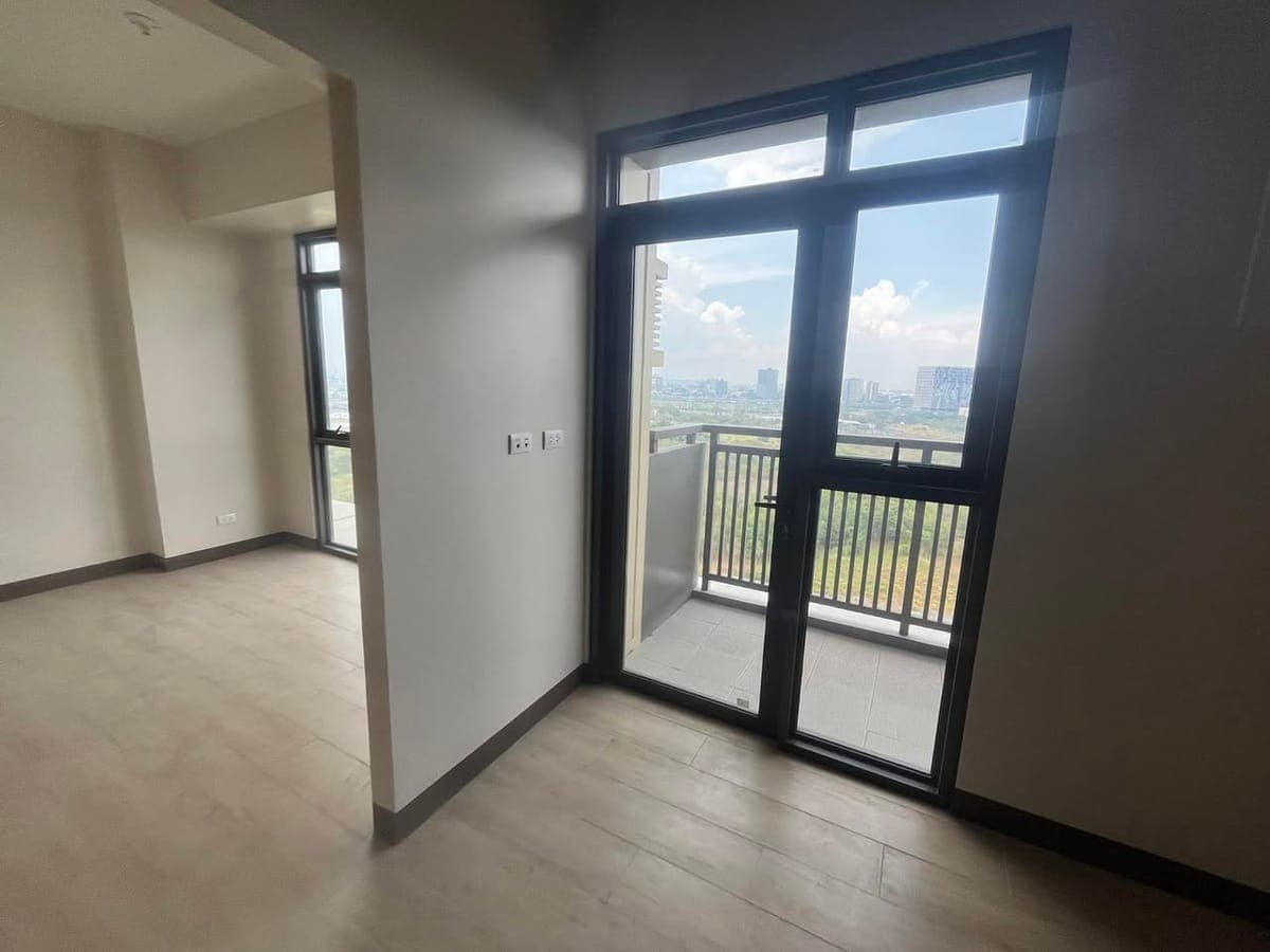 🏢 **FOR LEASE – GENTRY MANOR** - photo 3