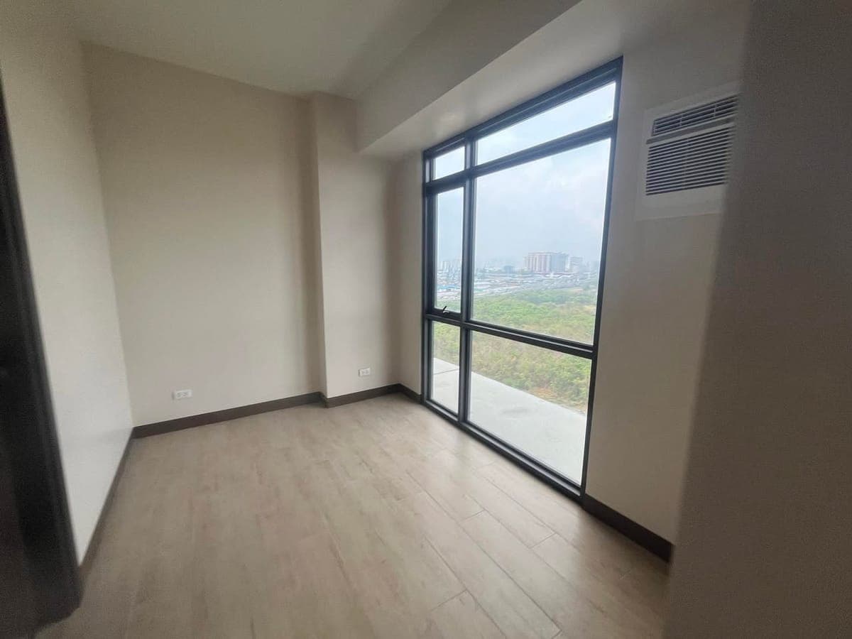 🏢 **FOR LEASE – GENTRY MANOR** - photo 4