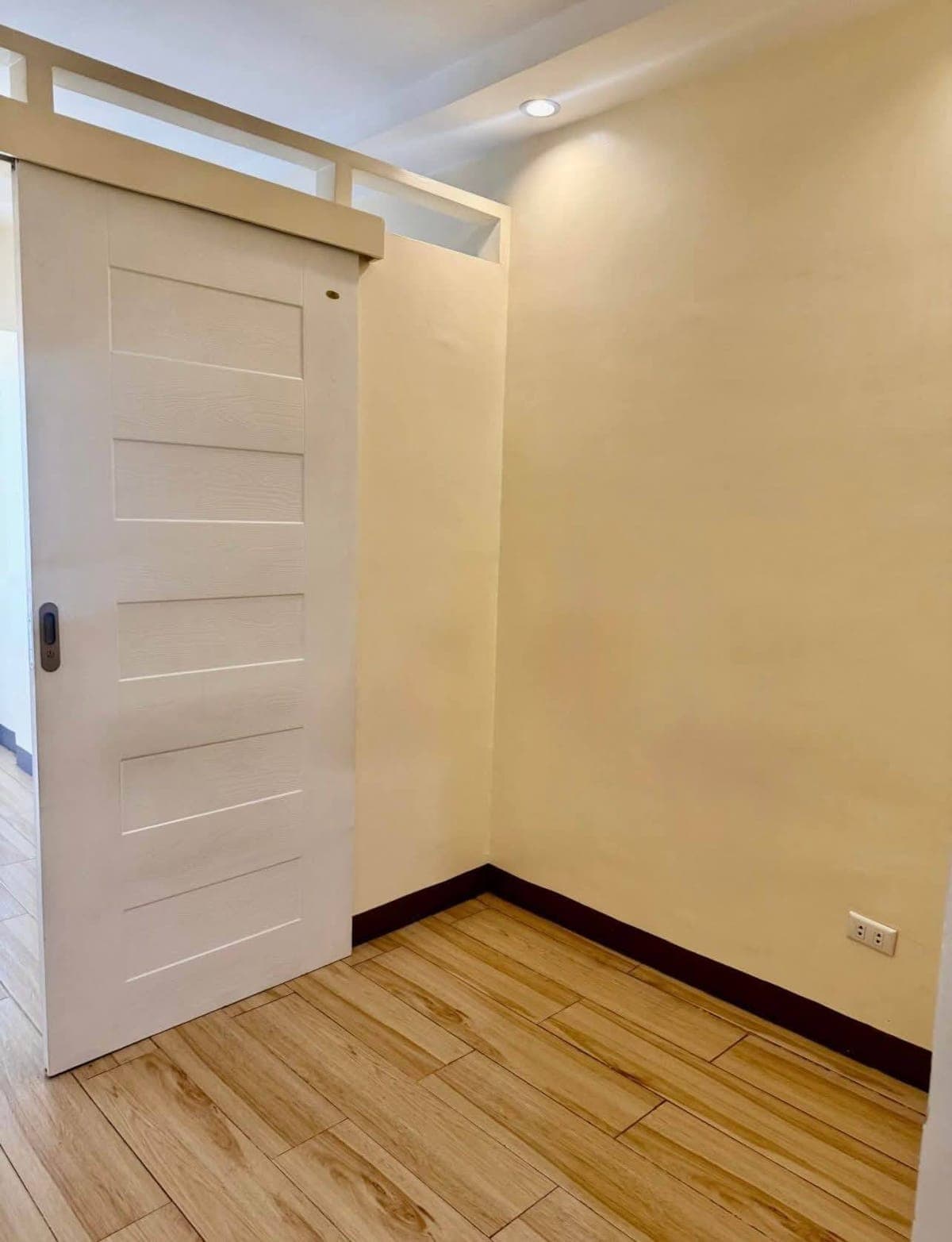 RUSH CONDO FOR RENT/SALE Victoria Sports Tower - photo 1