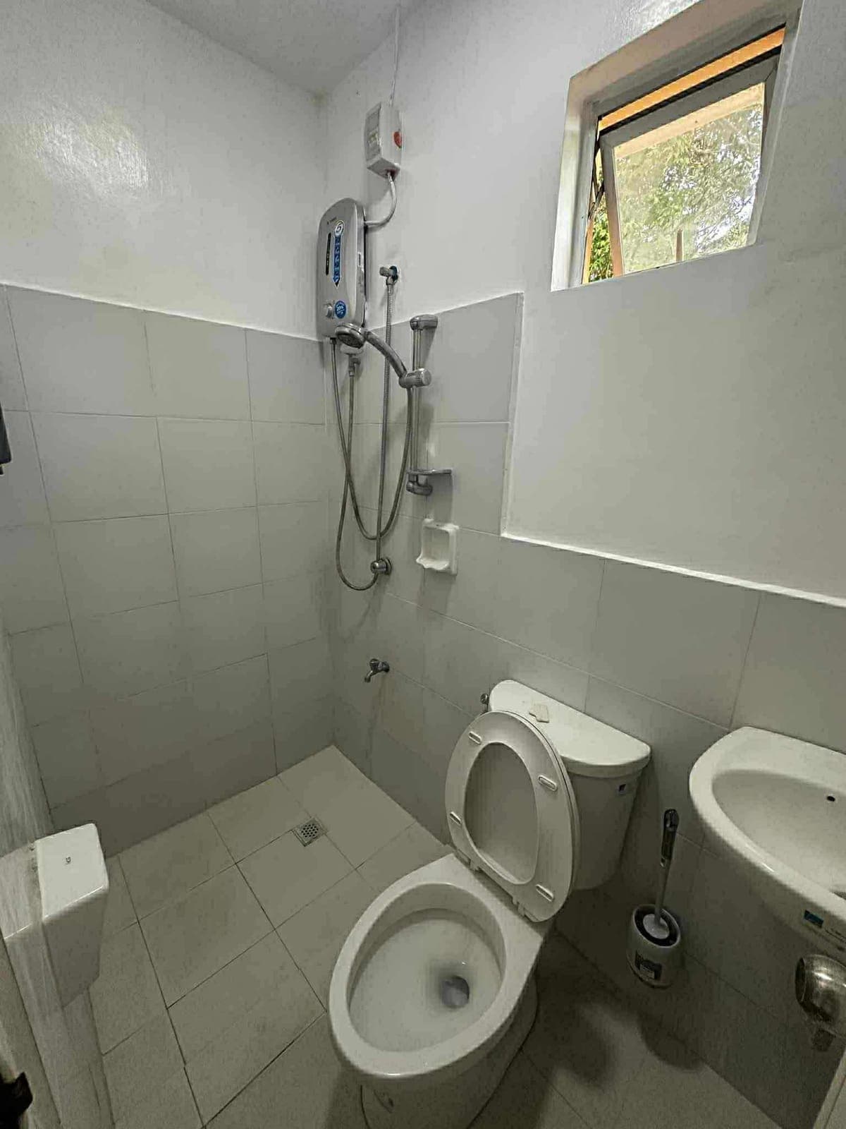 House for rent in gran europa with huge garden parking space gated - photo 3