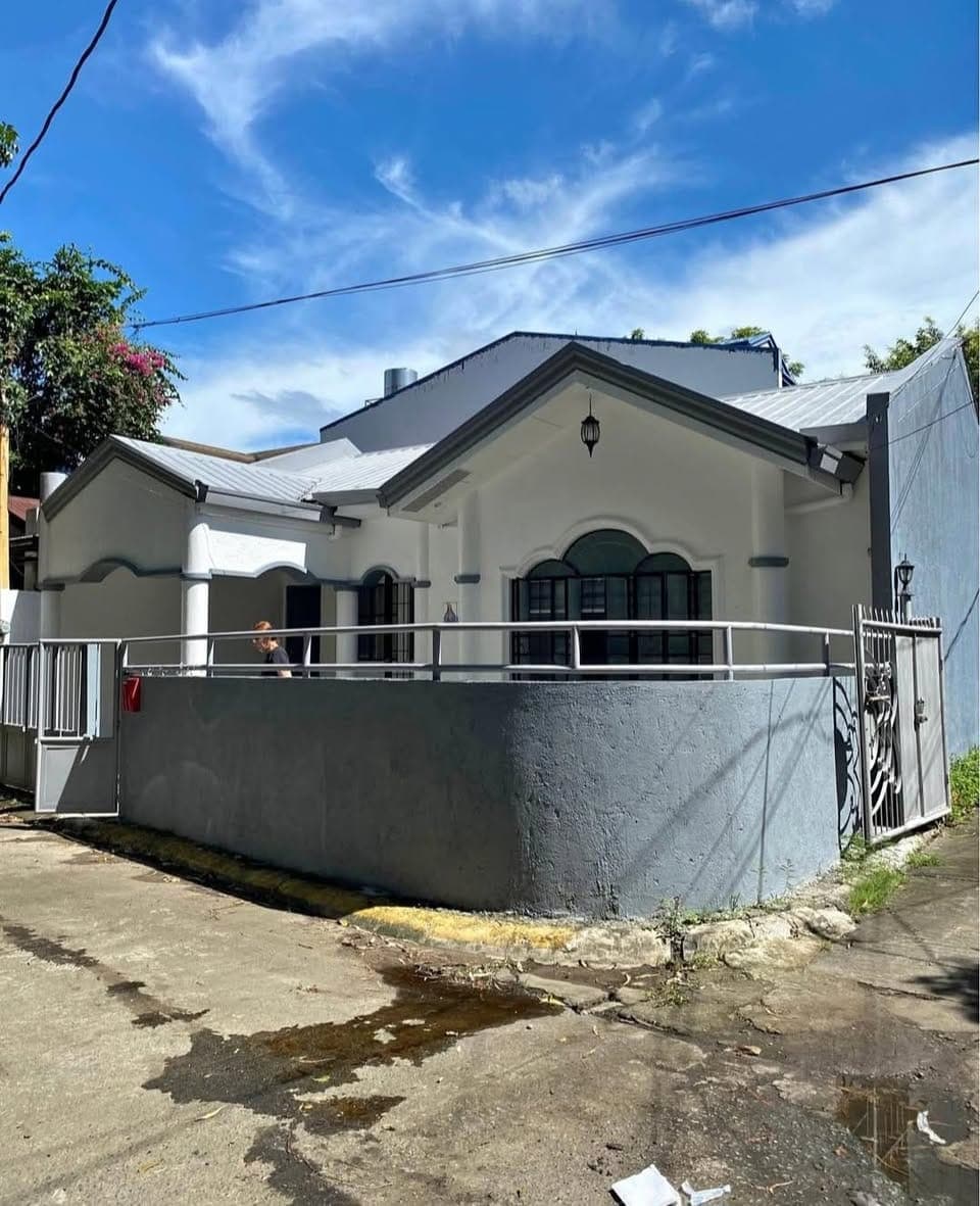 3 Bedroom Bungalow for Rent/Sale in B.F. Homes Paranaque City P 35,000 per month Rent, Sale 10.5M - photo 1