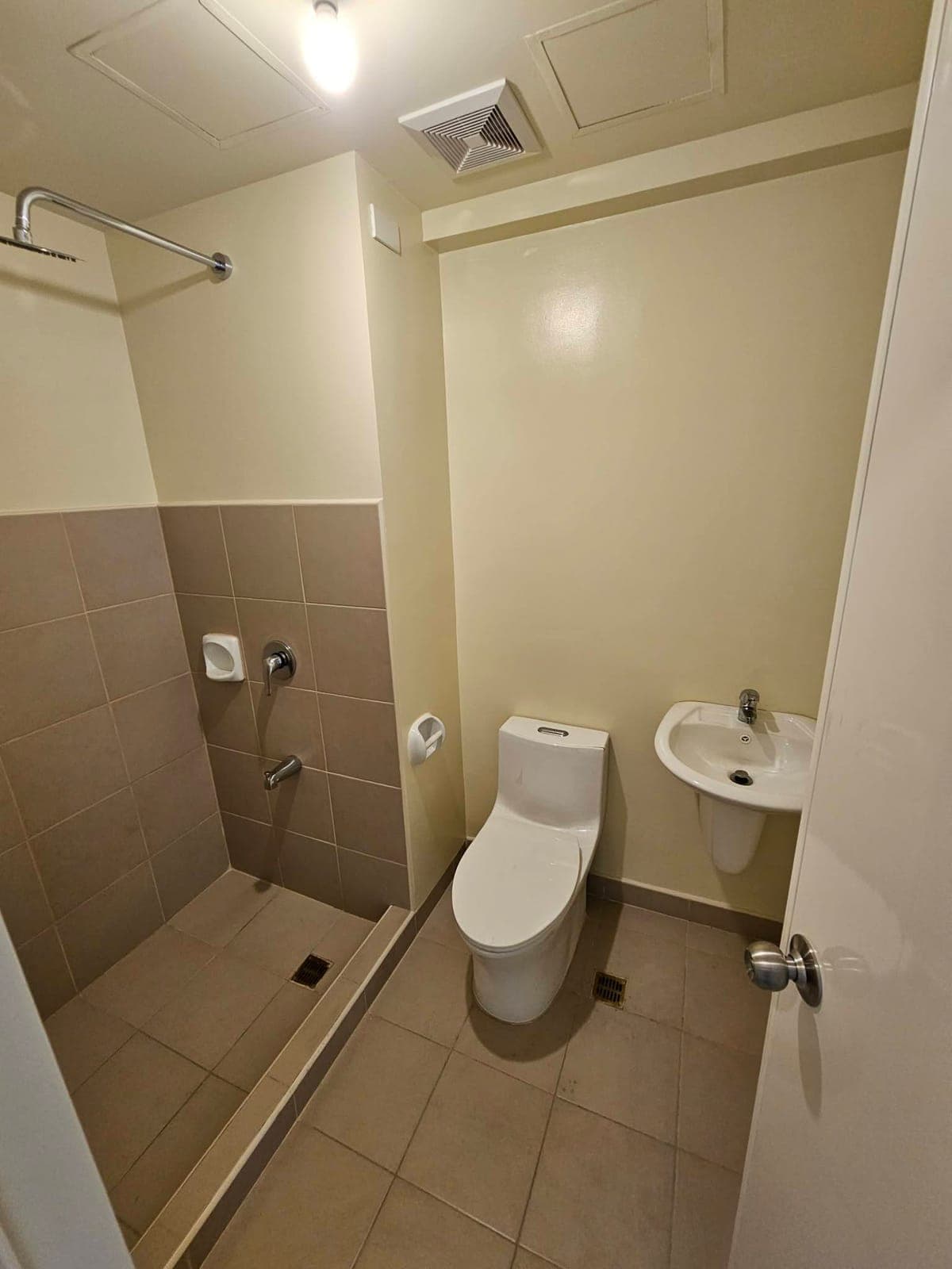 For Rent : Sola 2 Brandnew Studio bare unit with balcony - photo 5