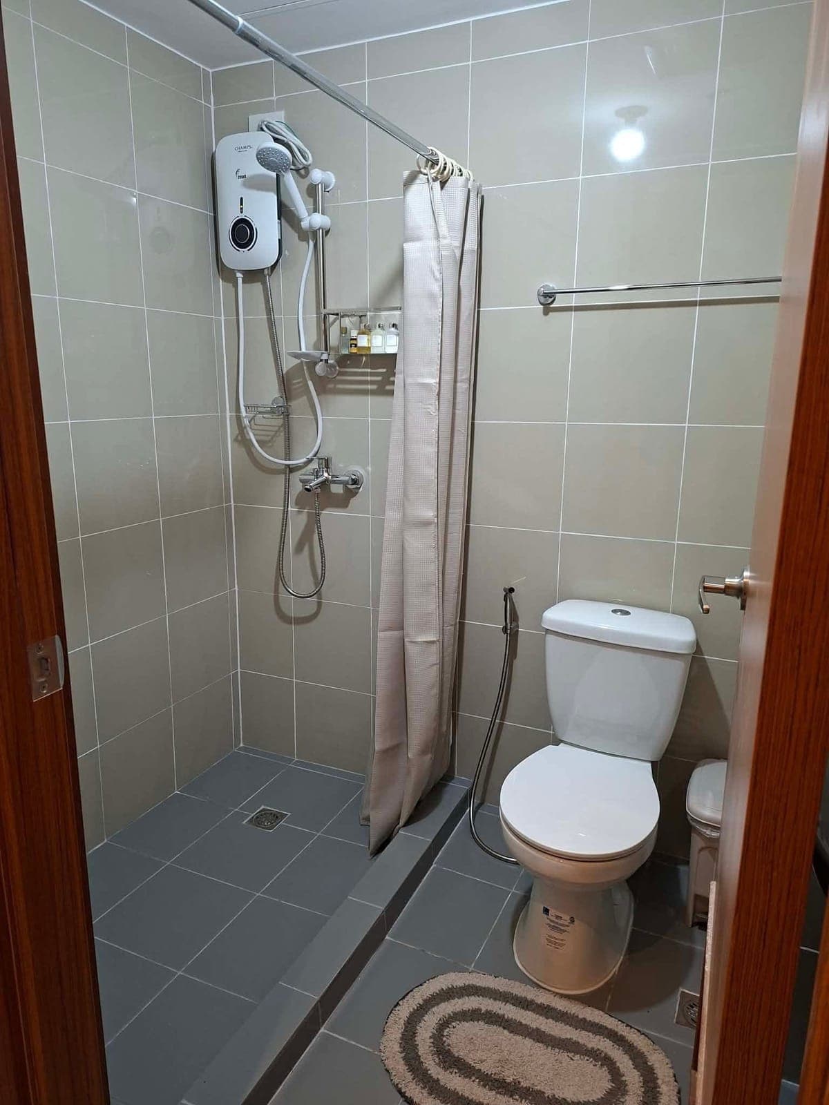 For rent - A newly renovated studio unit ready to move-in in Eton Tower Dela Rosa Corner Rufino Lega... - photo 2