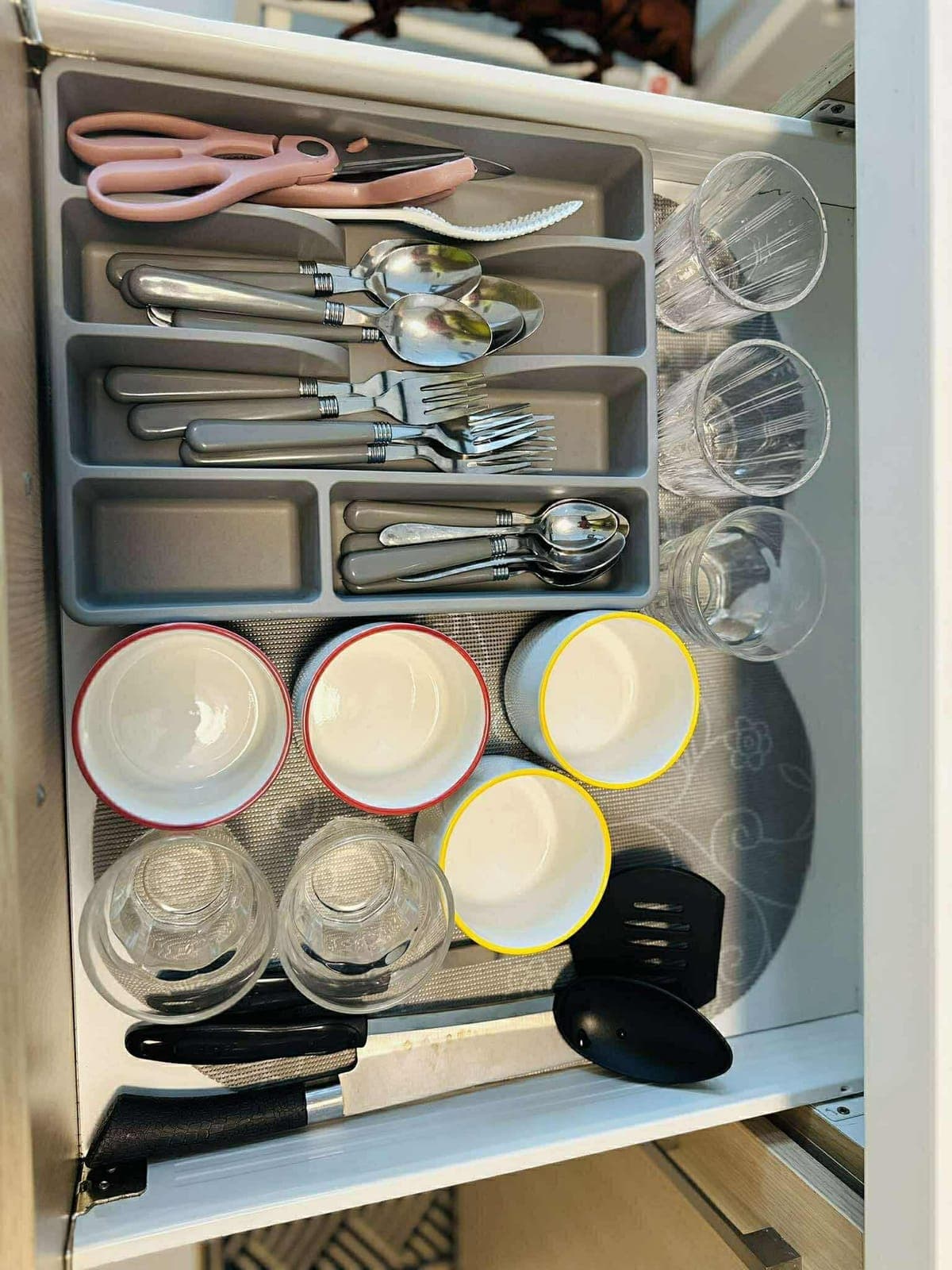 Cozy and Well Furnished studio unit for lease - photo 7