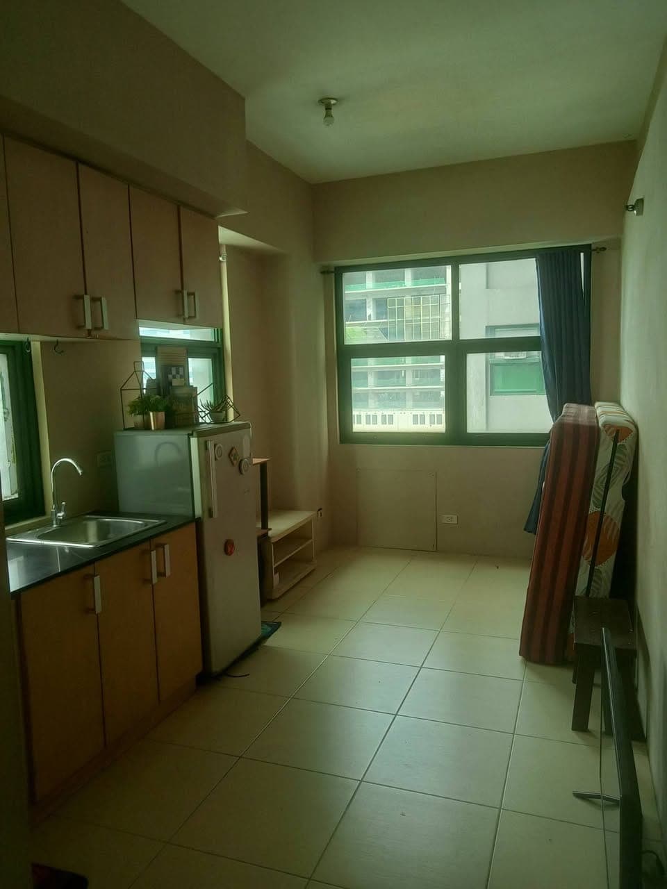 Semi bare studio unit for rent at Symphony tower1 Timog-Sgt Esguerra QC near GMA7  MRT East Av - photo 1