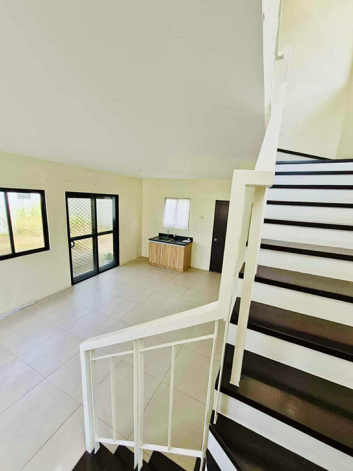 HOUSE FOR RENT IN VERMOSA IMUS NEAR DE LA SALLE ZOBEL SCHOOL - photo 2