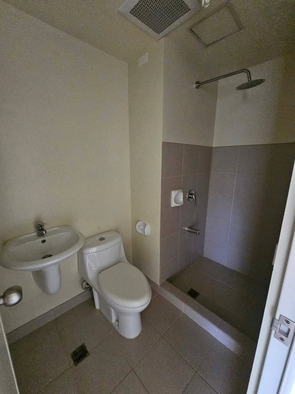 For Rent: Studio Unit- Bare - photo 3
