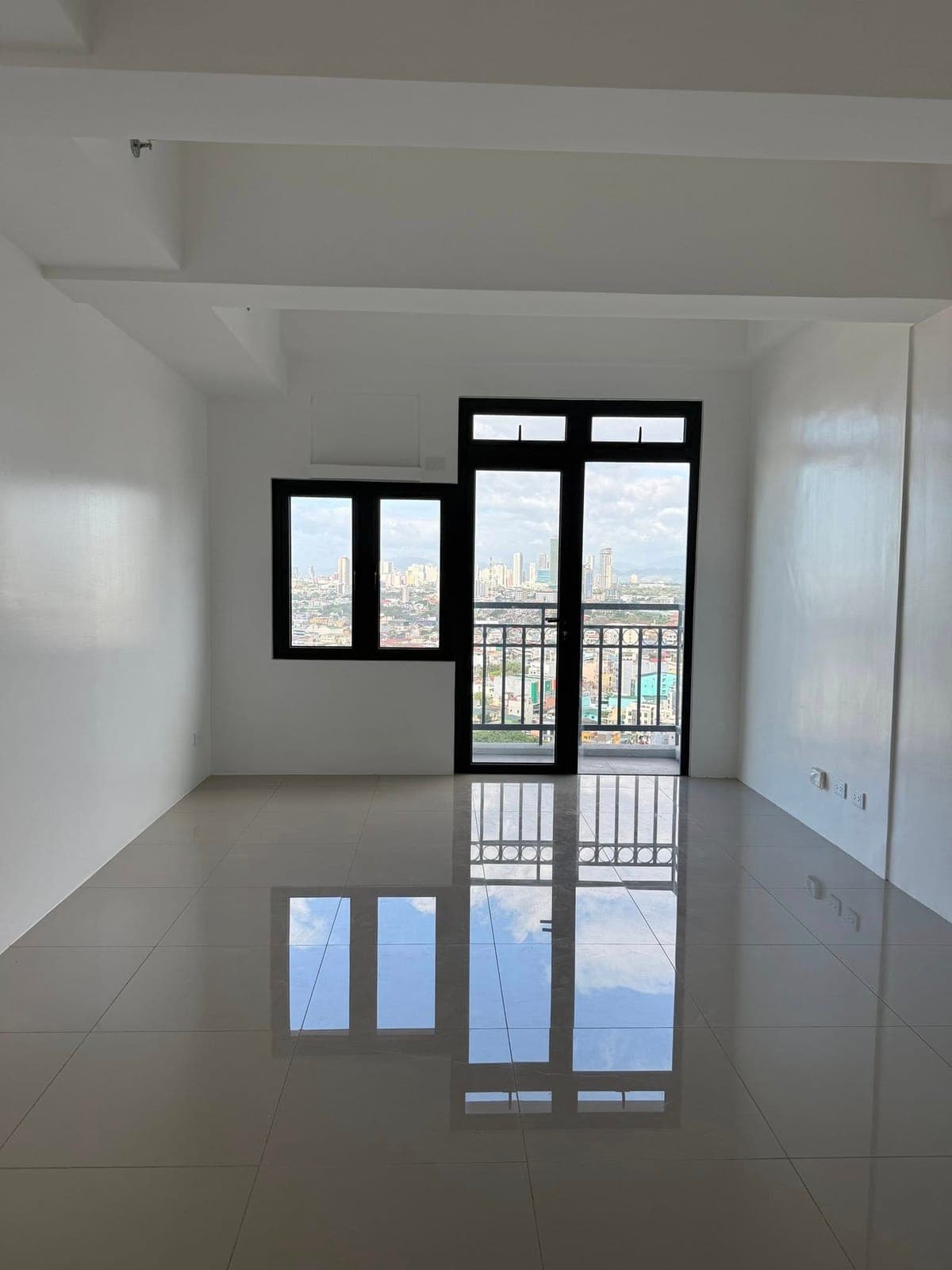 READY FOR VIEWING! Last 2 UNITS. BELOW MARKET PRICE. HARBOUR PARK RESIDENCES 1bedroom facing Makati... - photo 1