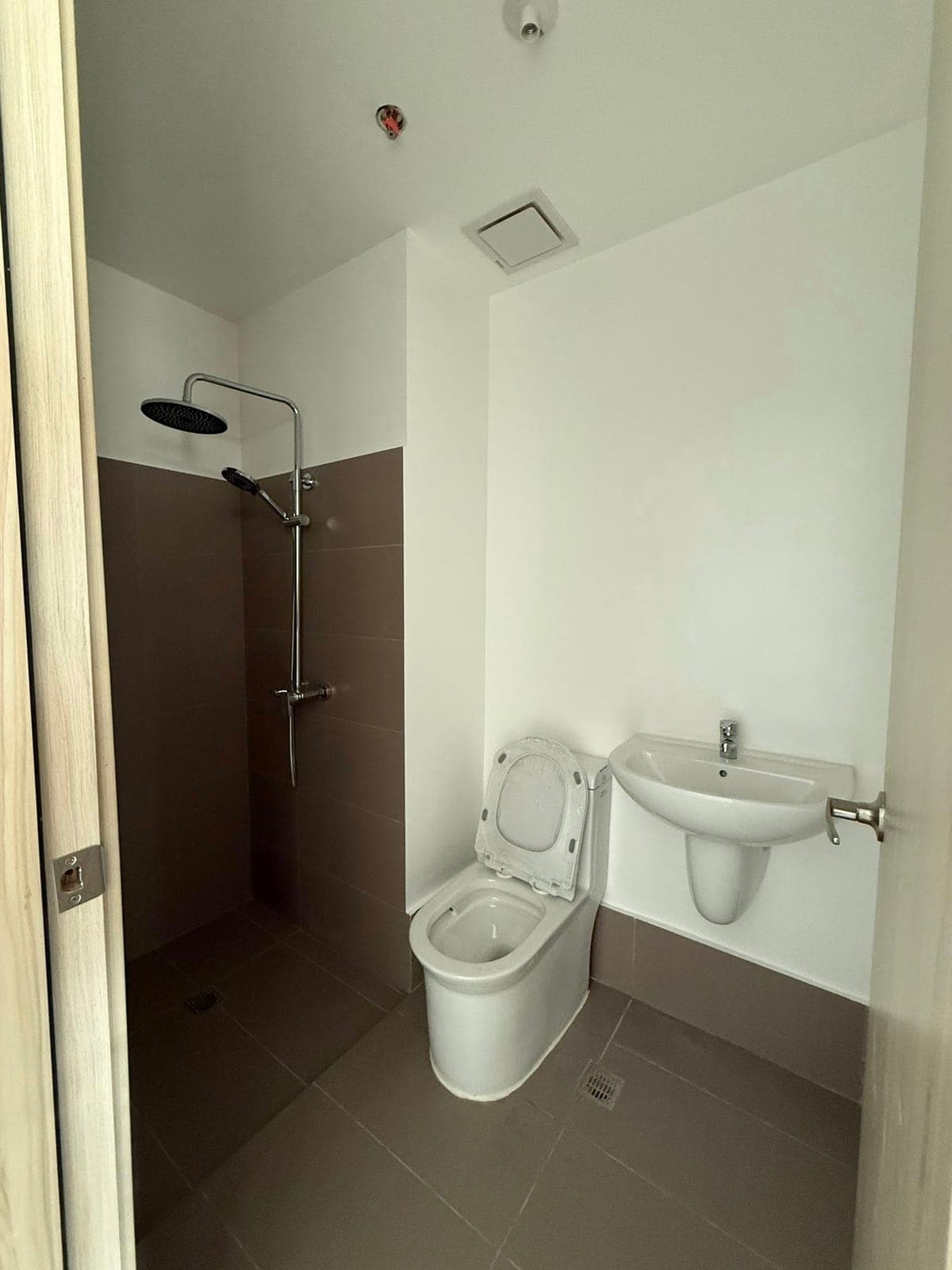 READY FOR VIEWING! Last 2 UNITS. BELOW MARKET PRICE. HARBOUR PARK RESIDENCES 1bedroom facing Makati... - photo 2
