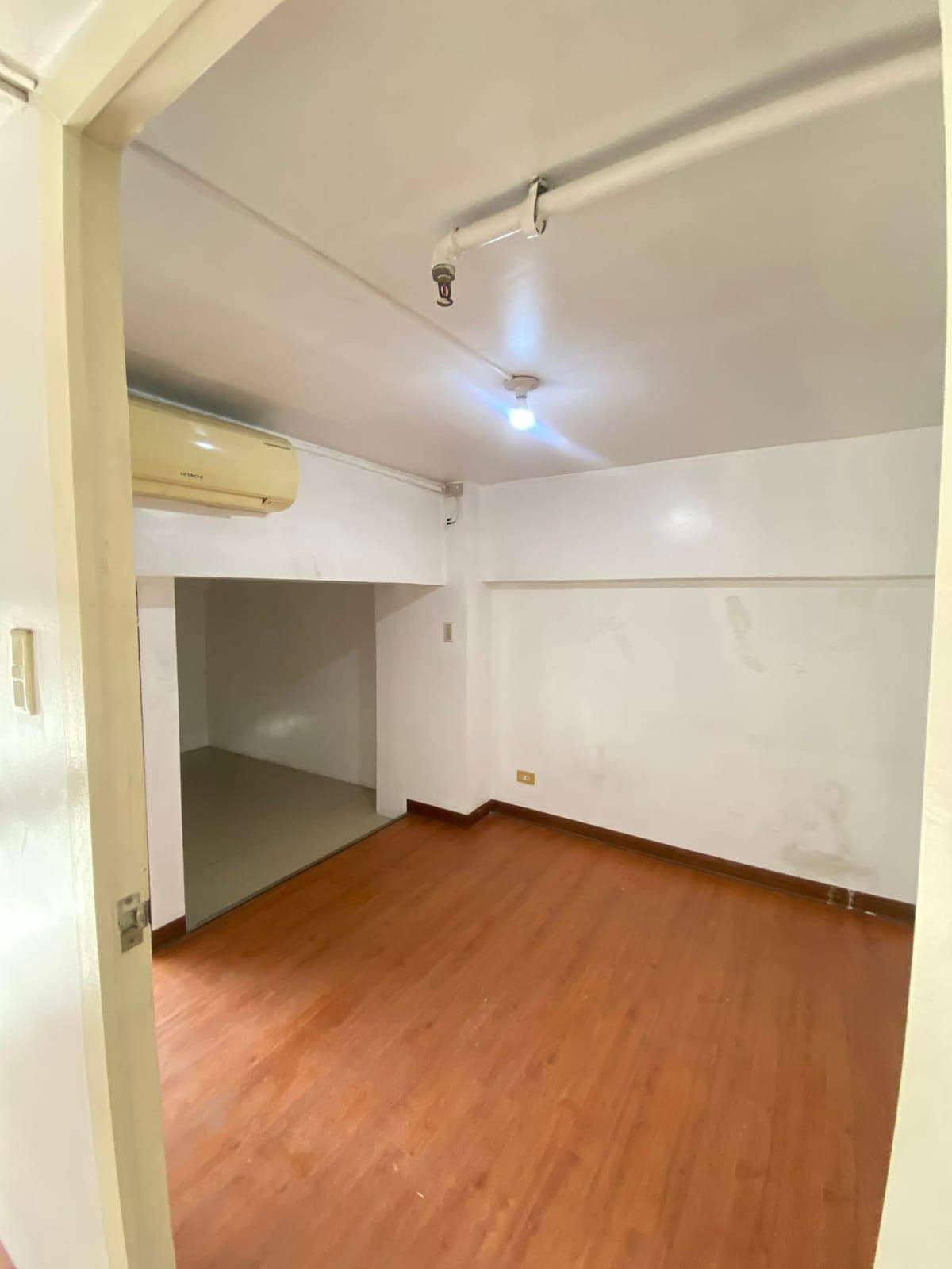 2 Bedroom unit w Balcony for rent. - photo 1