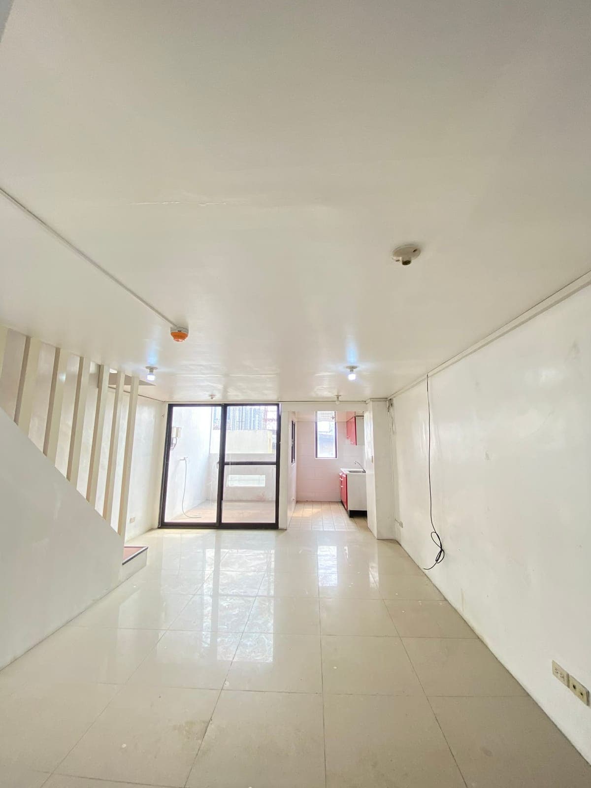 2 Bedroom unit w Balcony for rent. - photo 3