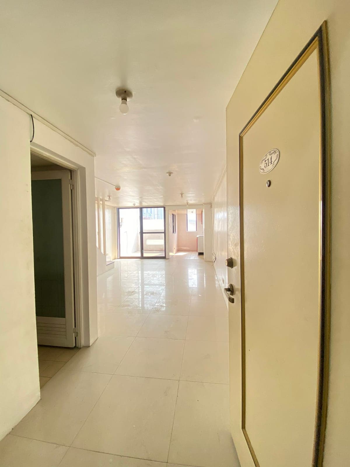 2 Bedroom unit w Balcony for rent. - photo 4