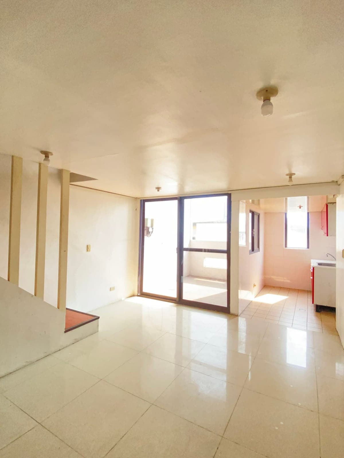 2 Bedroom unit w Balcony for rent. - photo 5