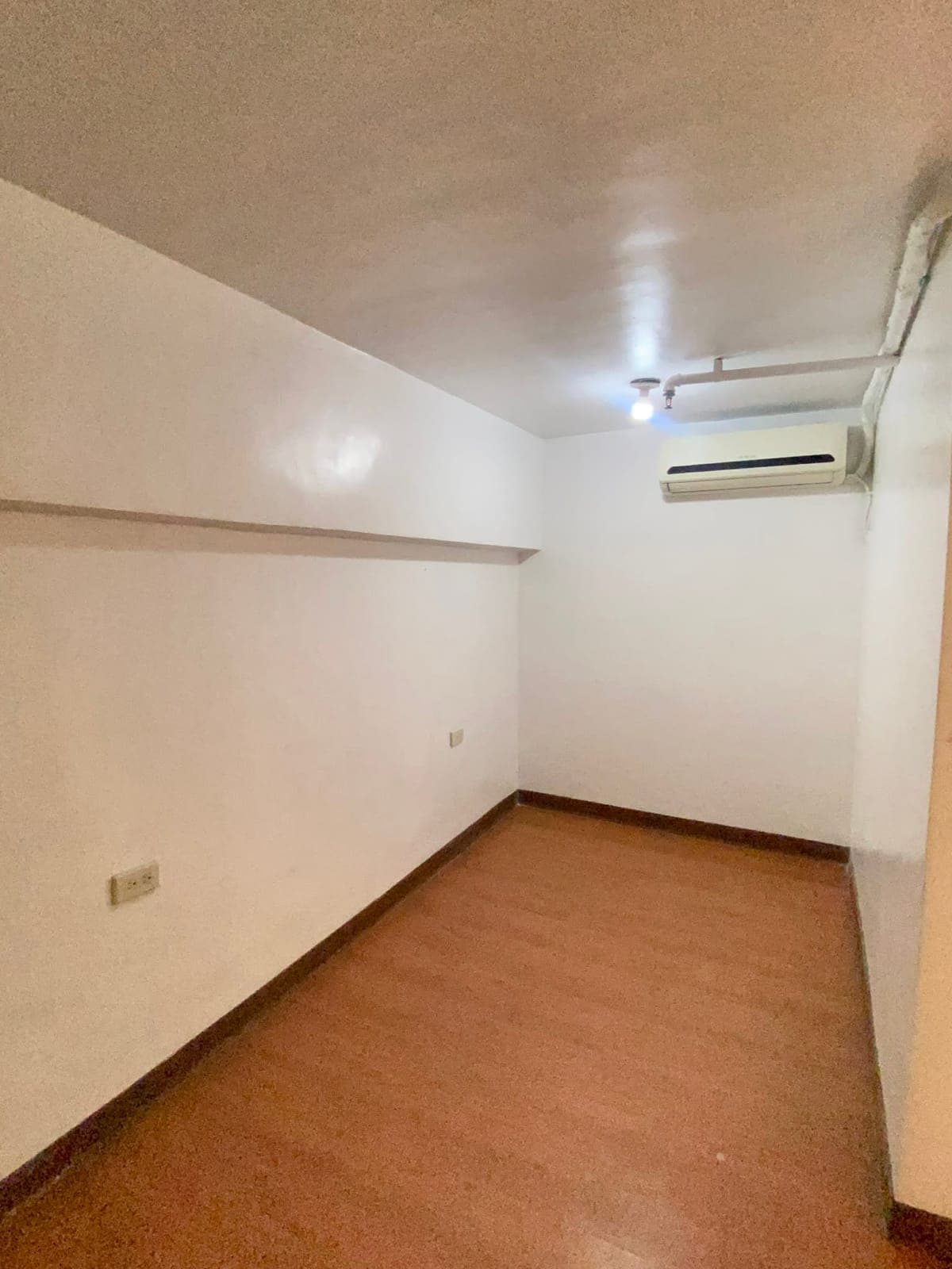 2 Bedroom unit w Balcony for rent. - photo 6