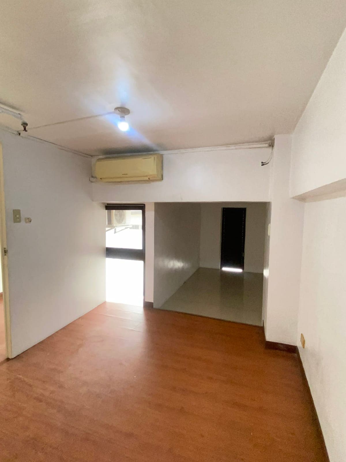 2 Bedroom unit w Balcony for rent. - photo 8