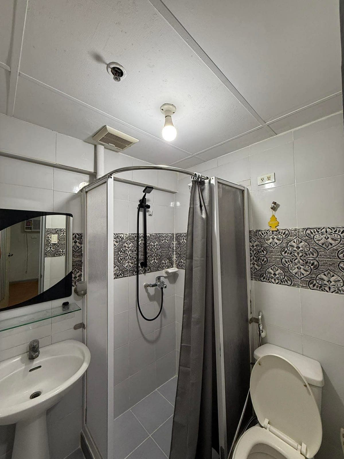 FOR RENT 2 BEDROOM UNIT THE REGALIA TOWER A 11th floor (5th ave. P.Tuazon Cubao, Quezon City) beside Sm Hypermarket - photo 2