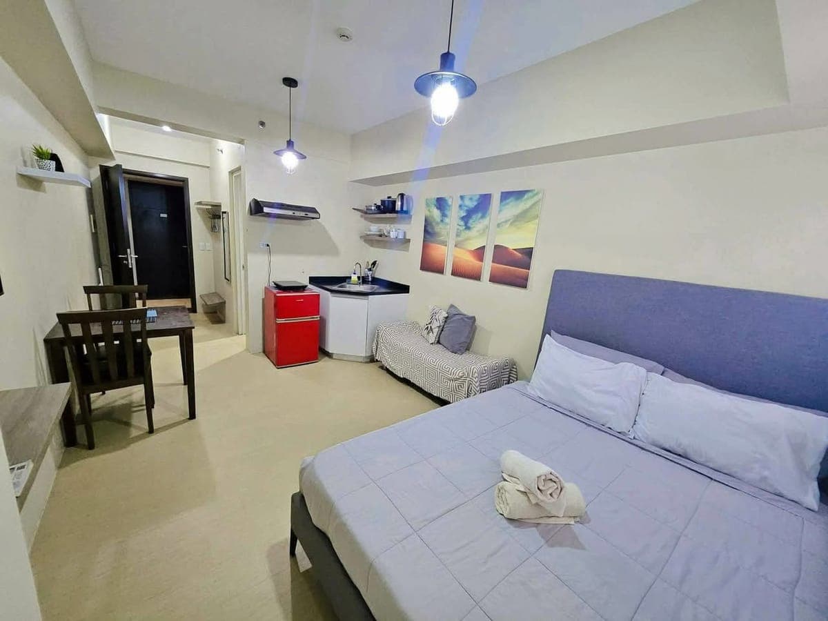 🌟 Cozy high-floor condo with pool view + parking included! - photo 2