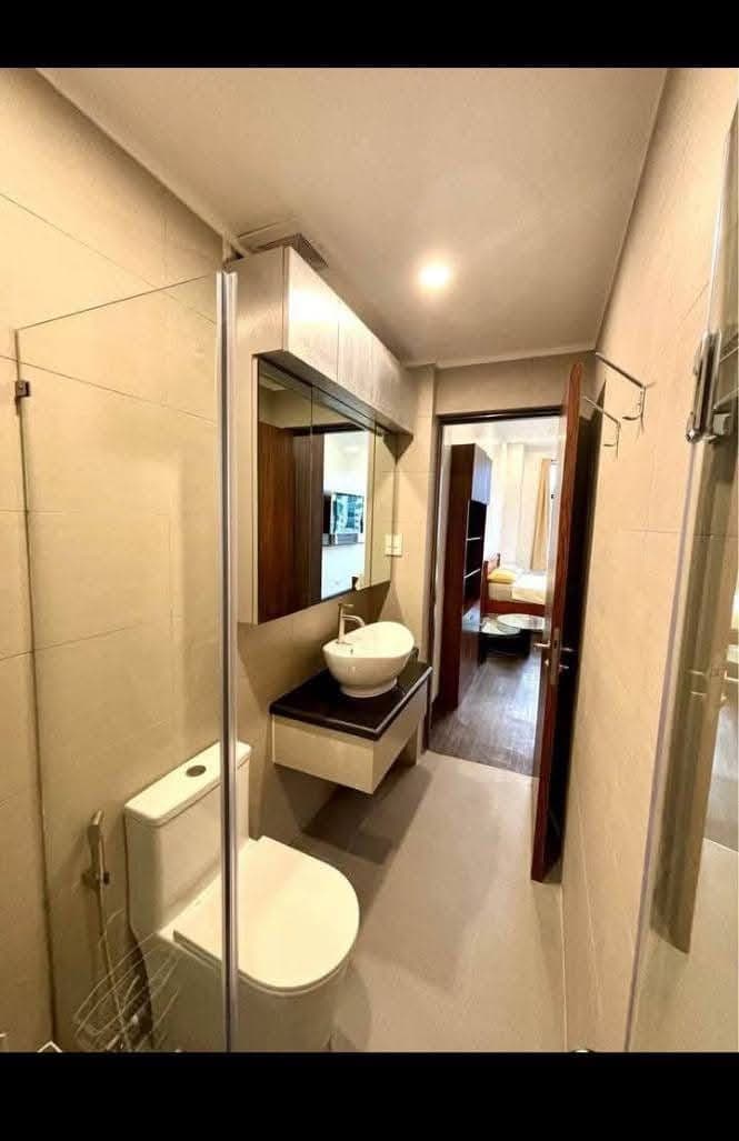 NEWLY RENOVATED CONDO FOR RENT BGC BURGOS CIRCLE...50K A MONTH - photo 1