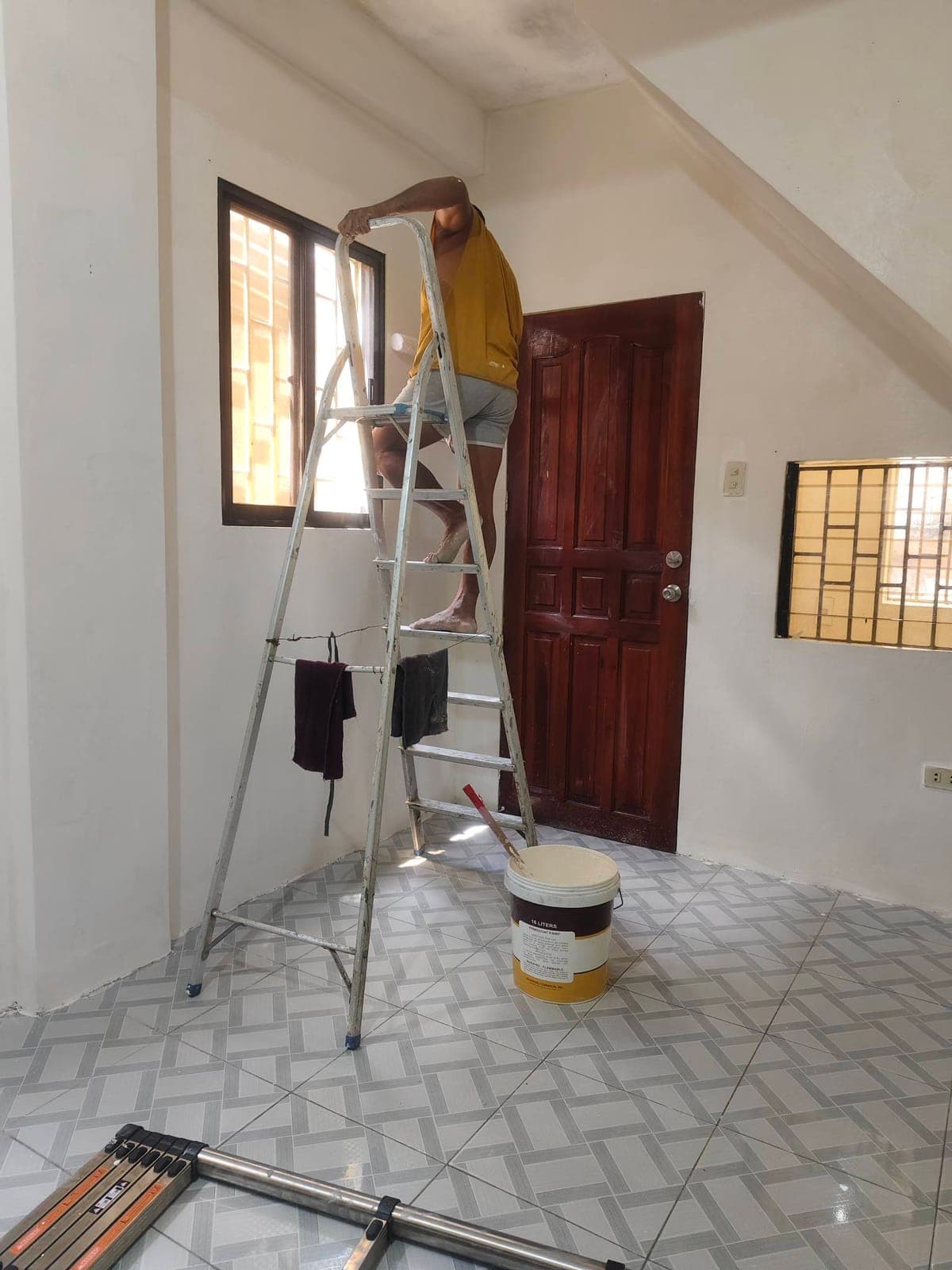 AVAILABLE ROOM FOR RENT - photo 1