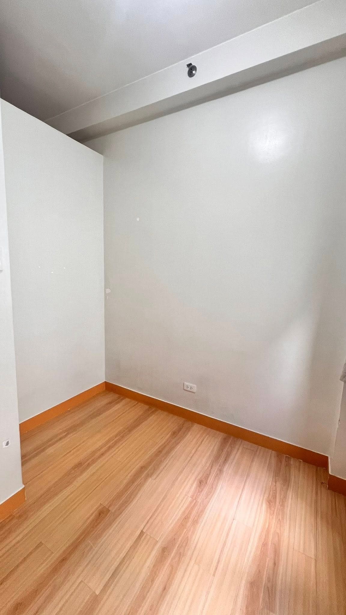 2BR semi furnished unit, for longterm lease - photo 1