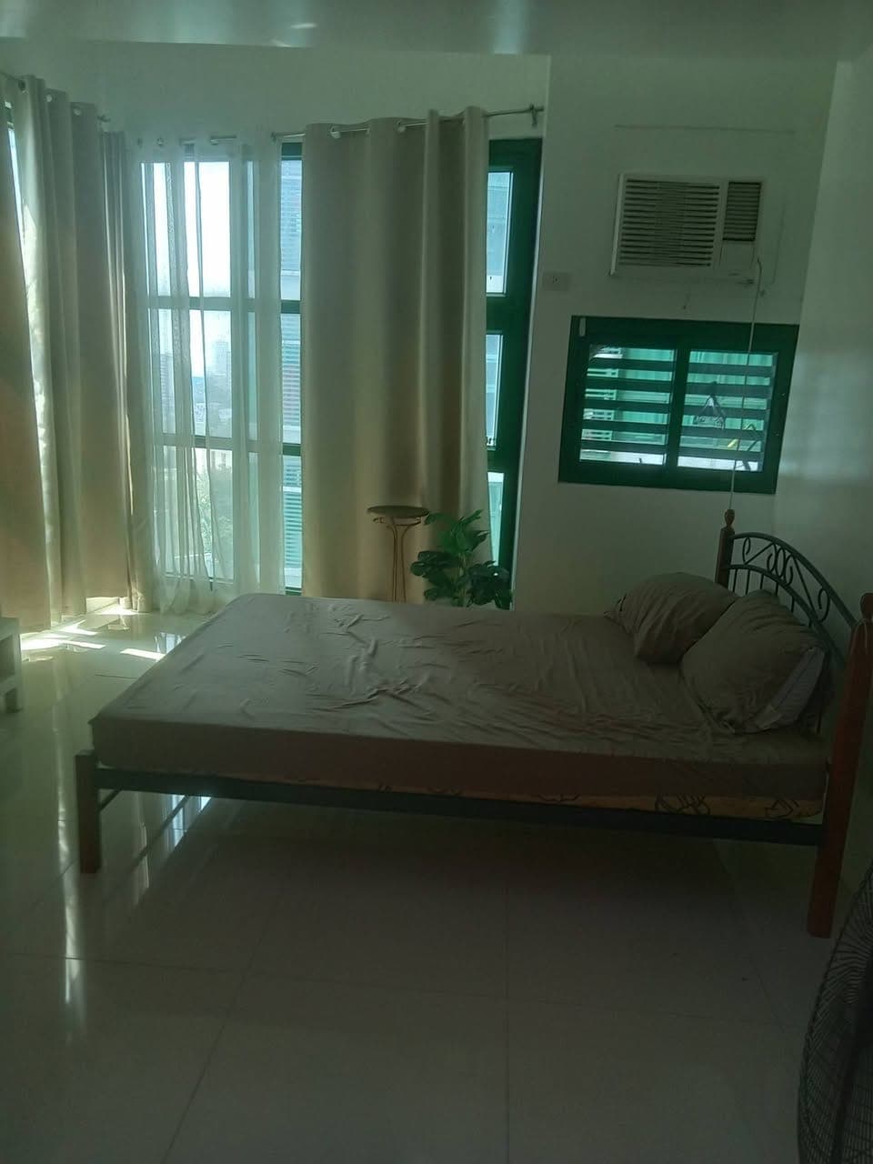 Studio furnished unit for rent at Symphony towers-Timog-Sgt Esguerra QC near GMA7  MRT - photo 1