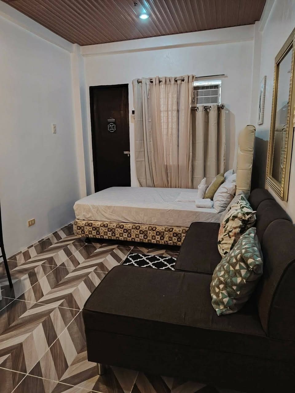 🌟 Affordable studio living perfect for students and working professionals! - photo 2