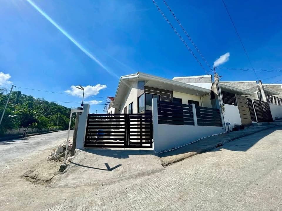 HOUSE FOR RENT - Bungalow Corner Lot - photo 4
