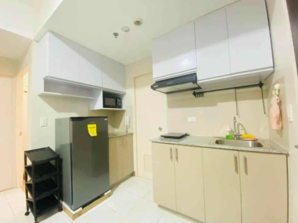 Condo unit 2br fully furnished available on April 24 long term only - photo 2