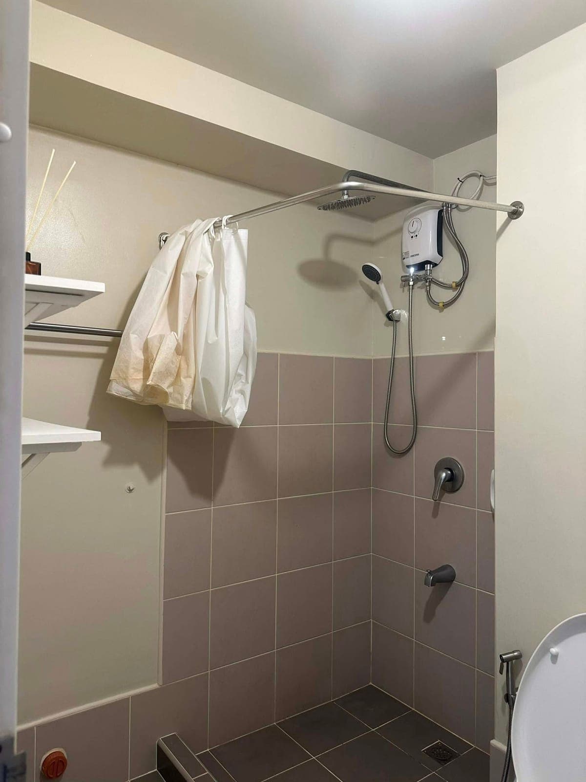 FOR RENT – Avida Turf T2 | 24th Floor | 1BR w/ Balcony - photo 1