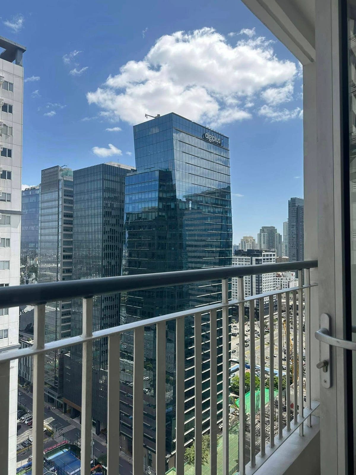 FOR RENT – Avida Turf T2 | 24th Floor | 1BR w/ Balcony - photo 2