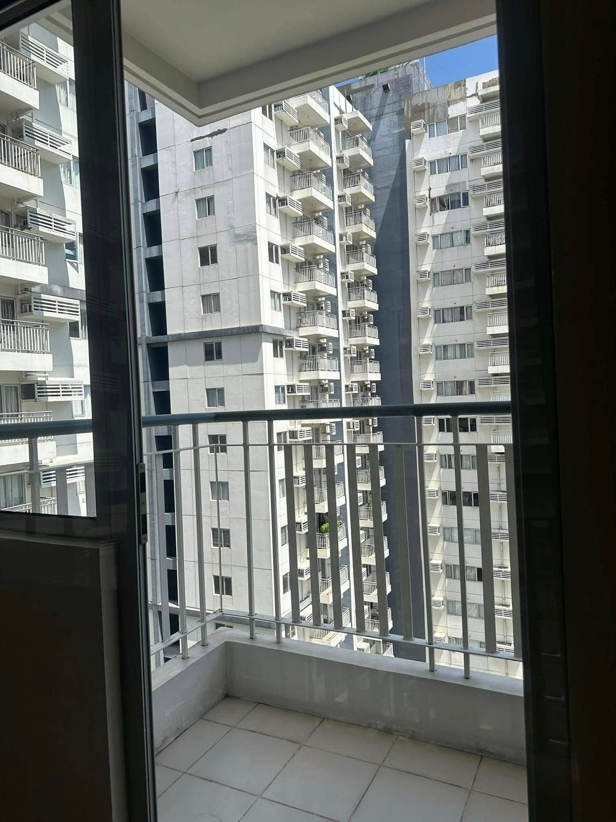 FOR RENT – Avida Turf T2 | 24th Floor | 1BR w/ Balcony - photo 3